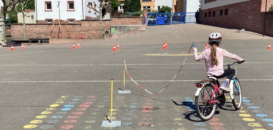 Die Schülerinnen und Schüler der Klasse 3a zeigen ihre Urkunden